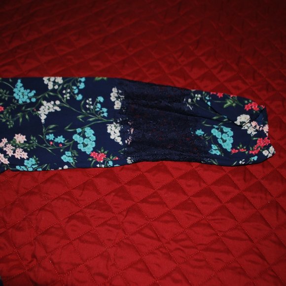 3/$30 - Floral V-neck Button-up Blouse - L - Picture 5 of 12